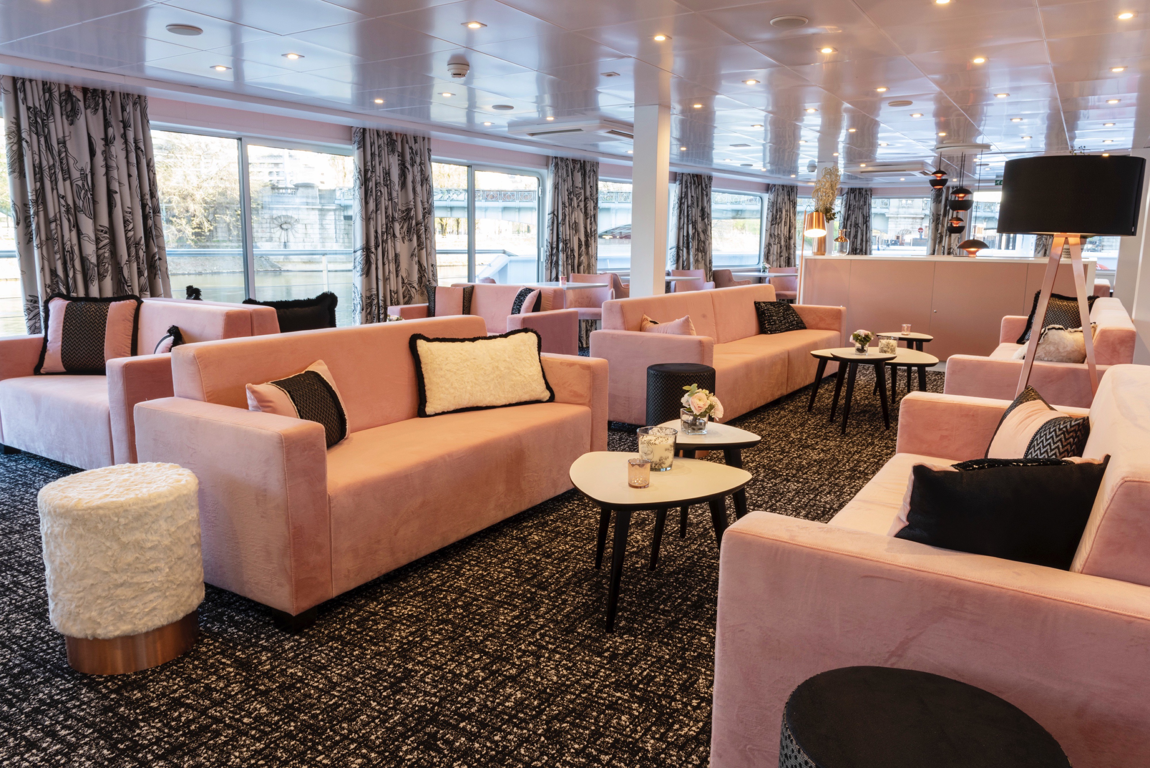 Lounge Bar with Dancefloor